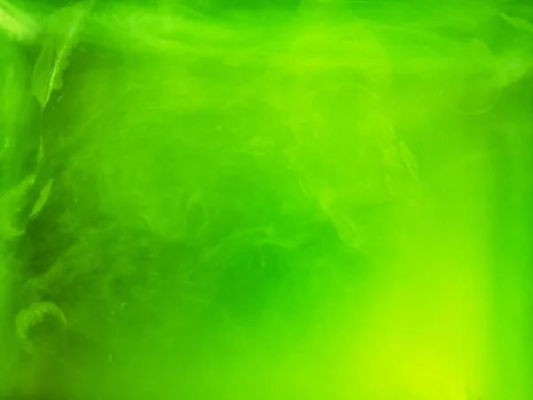 Fundo colorido abstrato. Fumaça verde, tinta na água, os padrões do universo. Movimento abstrato, congelado fluxo multicolorido de tinta. Foto horizontal com foco suave, fundo embaçado — Fotografia de Stock