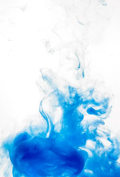 Remolino de tinta en agua aislada sobre fondo blanco. La pintura en el agua. Diseminación suave: gotas de tinta azul en el primer plano del agua. Fondo abstracto. Enfoque suave —  Fotos de Stock