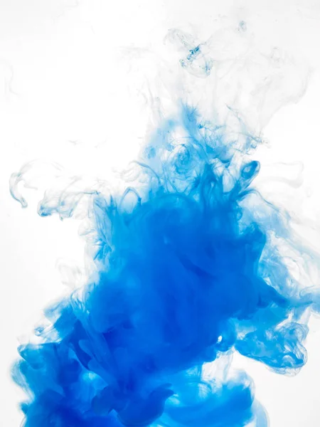 Tinta kavarog-vízben elszigetelt fehér background. A festék a vízbe. Puha terjesztése a cseppeket a víz közeli kék tintával. Absztrakt háttér. Lágy fókusz — Stock Fotó