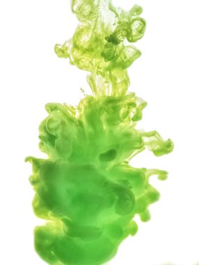 Beyaz arka plan üzerinde izole suda yeşil mürekkep girdap. Boya su. Yumuşak odak, bulanık zemin ile soyut dikey fotoğraf. Yumuşak yayılması su yakın çekim yeşil mürekkep damlacıkları bir.