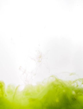 Beyaz arka plan üzerinde izole su mürekkep girdap. Boya su. Yumuşak yayılması su yakın çekim yeşil mürekkep damlacıkları bir. Arka plan. Yumuşak odak