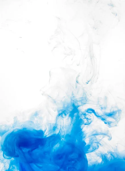 Inchiostro vorticoso in acqua isolata su fondo bianco. La vernice nell'acqua. Diffusione morbida di gocce di inchiostro blu in primo piano dell'acqua. Sfondo astratto. Concentrazione morbida — Foto Stock