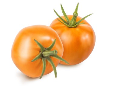 İki parlak sarı domates ile kuyruk beyaz arka plan üzerinde izole. Doku, parlama ve gölge ile düzeltisiz domates. Yakın çekim görünümü. Ambalaj ve reklam için kompozisyon