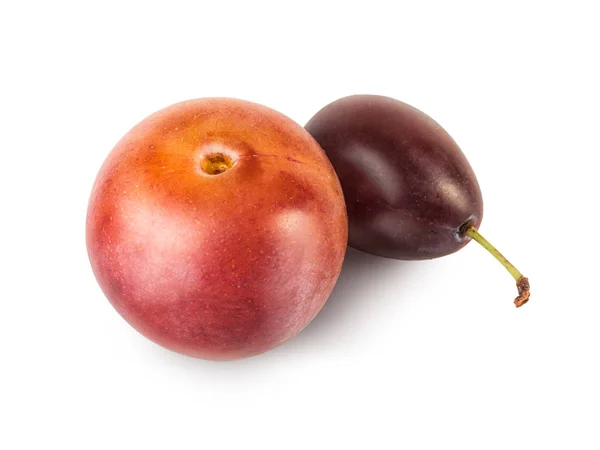 Cherry plum dan plum dengan ekor hijau. Buah segar closeup, terisolasi pada latar belakang putih. Berry dari prem .. — Stok Foto