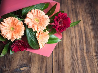 Ahşap arka plan üzerinde çiçekler. Gelin buketi, çiçek closeup düğün. Krizantem, papatya dekoratif bitkiler için doğum günü kartı veya davet dekorasyon yapılmış. Seçici yumuşak odak.