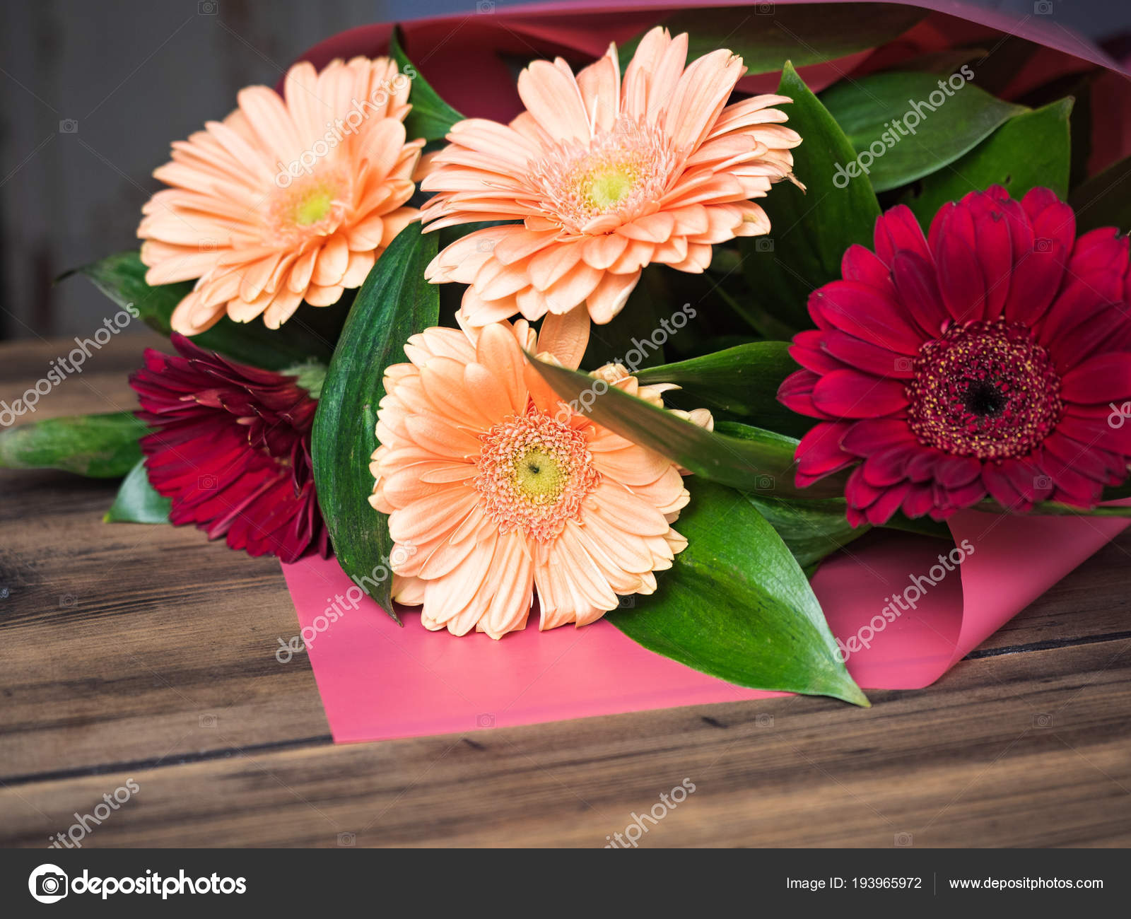 Fleurs Brillantes Sur Fond En Bois Bouquet De Mariée Gros
