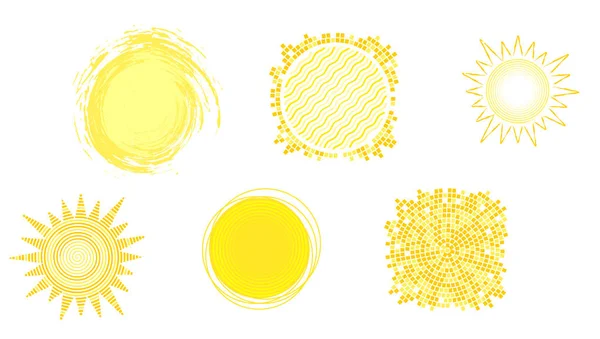 Beyaz arka plan üzerinde izole güneşin sarı sıcak simgeler kümesi. Farklı şekil ve tarzlarda güneş sembolleri. Kapak, davet, seyahat acentası olayların reklam için şablon — Stok Vektör