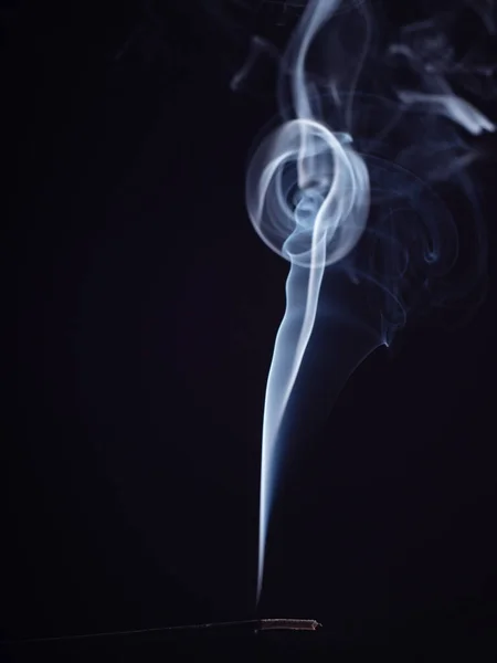 Pára bílého kouře vířícího, izolovaného na černém pozadí, zblízka. Abstraktní pozadí hoření kadidla, efekt štětce. Východní vůně pro meditaci a relaxaci. — Stock fotografie