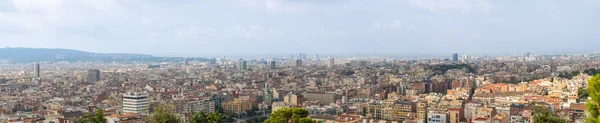 Barcelona, Spanien - augusti 2019: panoramautsikt över Barcelona, extra lång utsikt. Mycket byggnation, horisont och molnig himmel. Selektivt mjukt fokus. suddig bakgrund. — Stockfoto