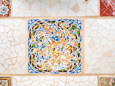 Barselona, İspanya - Ağustos 2019: Duvarda renkli soyut mozaik, yakın görüş. Soyut model. Barcelona 'daki Park Guell, Antonio Gaudi tarafından tasarlandı. Seçici yumuşak odaklanma. Bulanık arkaplan.