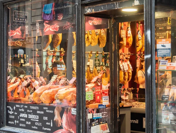 Barcellona, Spagna - agosto 2019: ingresso alla macelleria nel centro della città, vista media. Diversi tipi di carne sugli scaffali. Shopping a Barcellona. Concentrazione selettiva morbida. Sfondo sfocato . — Foto Stock