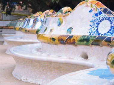 Barselona, İspanya - Ağustos 2019: koltuklarda çok renkli mozaik mozaiği, orta görüş. Parktaki banklar. Barcelona 'daki Park Guell, Antonio Gaudi tarafından tasarlandı. Seçici yumuşak odaklanma. Bulanık arkaplan.