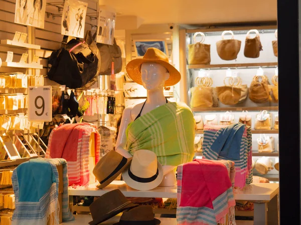 Barcelona, Spain - august 2019: nations store, shopping in Barcelona. Hats, bags on shelves, medium view. Interior of fancy store. Selective soft focus. Blurred background. — ストック写真