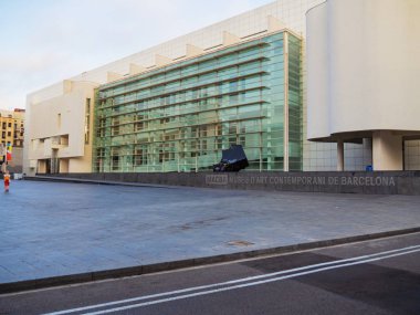 Barselona, İspanya - Ağustos 2019: Macba Müzesi, mediun view. Müze için asfalt ve kare şeklinde asfalt yol. Binanın yakınında yürüyen bir çocuk. Seçici yumuşak odaklanma. Bulanık arkaplan.