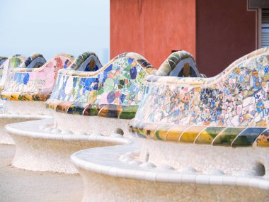 Barselona, İspanya - Ağustos 2019: sıralarda çok renkli mozaik desen, orta görüş. Barcelona 'daki Park Guell, Antonio Gaudi tarafından tasarlandı. Seçici yumuşak odaklanma. Bulanık arkaplan.