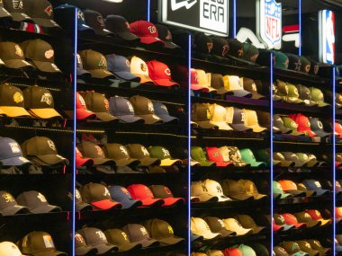 Çok renkli beysbol şapkalarını takın, manzarayı kapatın. Moda beyzbol şapkalarının arka planı. Seçici yumuşak odaklanma. Bulanık arkaplan.