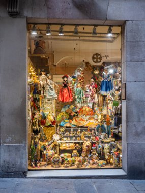 Barselona, İspanya - Ağustos 2019: Şehir merkezinde hediyelik eşya dükkanı sergisi, orta manzara. Hediyelik eşya dükkanı, sokaktan manzara. Barselona 'da alışveriş. Seçici yumuşak odaklanma. Bulanık arkaplan.