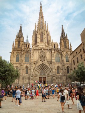 Barselona, İspanya - Ağustos 2019: Sagrada Familia Katedrali, uzun görüş. Tapınaktan önce meydanda bir sürü turist vardı. Beyaz bulutlu mavi gökyüzü. Seçici yumuşak odaklanma. Bulanık arkaplan.