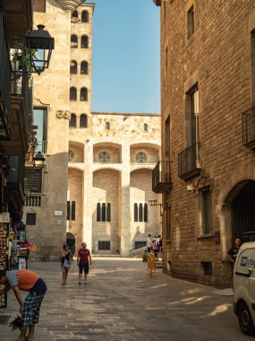 Barselona, İspanya - Ağustos 2019: Sagrada Familia Katedrali manzarasını izleyen turistler, uzun görüş. Antik İspanyol mimarisi. Seçici yumuşak odaklanma. Bulanık arkaplan.