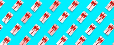 Hediye kutuları. Mavi arka planda uzun hediye kutuları, kırmızı kurdele ve papyon var. 3D vektör illüstrasyonu, eps10. Kutlama posterleri, afişler, broşürler için şablon