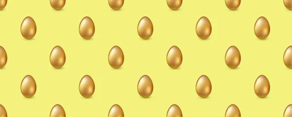 黄金の卵とシームレスなパターン。黄色の背景に光沢のあるボリュームの鶏の卵。イースターの休日のためのシームレスな装飾。生地、ラッパー、バナーのテンプレート. — ストックベクタ