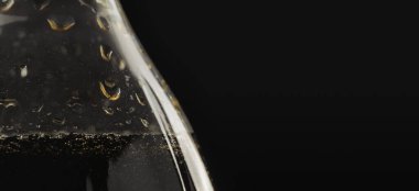 Şişe içinde su damlaları. Arka plan yakın plan, şişenin içindeki su damlalarının görüntüsü. Tazeleyici, şişedeki tonik, kola gibi. Macro vuruldu. Pankart için şablon.