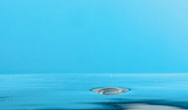 Grande bolla sulla superficie dell'acqua, sfondo blu, vista da vicino. Bolla d'acqua, uno sfondo astratto . — Foto Stock