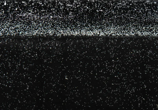 Много маленьких пузырей на чёрном фоне, закрываем вид. Пузырьки воды, абстрактный фон . — стоковое фото