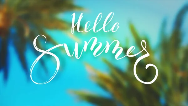 Hallo Sommer. Handschriftlicher Text auf verschwommenem tropischen Hintergrund. Palmen und blauer Himmel. Retro-Logo, Vintage-Schriftzug. Vorlage für Beachparty, Sommerferienveranstaltungen. — Stockvektor