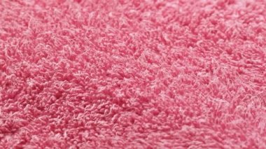 Havlu kumaşı, yakın çekim, dolly shot. Pembe Terry dokusu, makro çekim. Tekstil boyunca yumuşak odaklı kamera hareketi. Yakın çekim görünümü