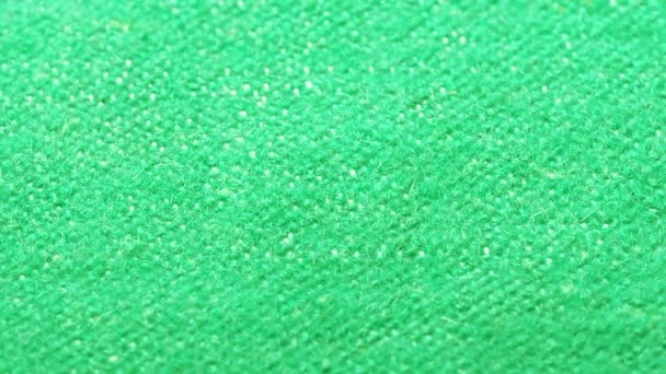 Textura de roupas fechadas, boneca disparada. Tela de lã verde macro tiro. Movimento da câmera com foco suave ao longo de têxteis. Vista de perto — Vídeo de Stock