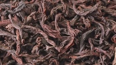Bir sürü kuru çay yaprağı, yakın çekim. Bir yığın çay yaprağı, soyut bir arkaplan. Seçici yumuşak odaklanma. Bulanık arkaplan.