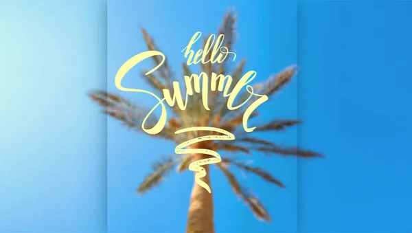 Sommerhimmel, Palmen und handgeschriebene Schriftzüge auf verschwommenem Hintergrund. Hallo Sommer. Vektorvorlage für Urlaub oder Urlaubskarte — Stockvektor