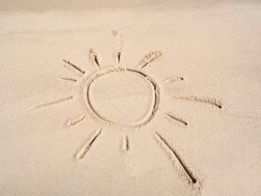 Sarı kumların üzerine parmak parmak çizilen güneş, yakın görüş. Mısır 'da çekilmiş, Kızıl Deniz plajı. Sarı kum dokusu.