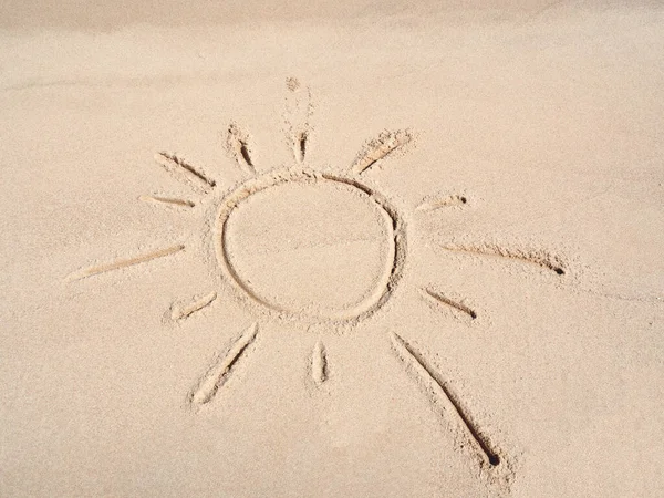 Солнце, нарисованное на желтом песке пальцем, вид снизу. Фотография сделана в Египте, на пляже Красного моря. Желтый песок . — стоковое фото