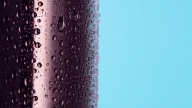 Bir şişe karbonatlı meşrubat. Yoğunlaştırılmış, yakın çekim. Su damlalarıyla kaplı plastik bir şişe. Soyut arkaplan. Seçici yumuşak odaklanma. Bulanık arkaplan.