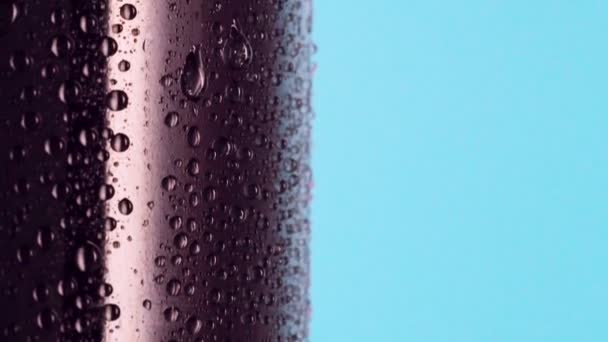 Fles koolzuurhoudende frisdrank bedekt met condensaat, close shot. Dolly shot van plastic fles bedekt met waterdruppels. Abstracte achtergrond. Selectieve zachte focus. Wazige achtergrond. — Stockvideo