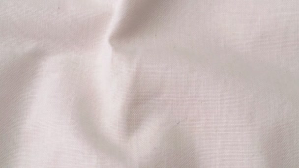 Textile beige, gros plan. Dolly shot en tissu beige. Texture de tissu, fond abstrait. Mise au point sélective. Fond flou . — Video