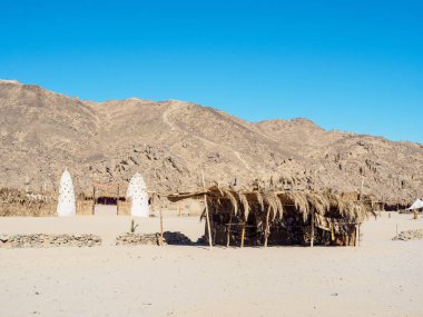 Mısır dağı, uzun manzara. Reed dağdan önce egzotik kumaşla kaplandı. Bedevi köyü. Mavi gökyüzü temiz. Şubat ayında Mısır çölü. Seçici yumuşak odaklanma. Bulanık arkaplan.