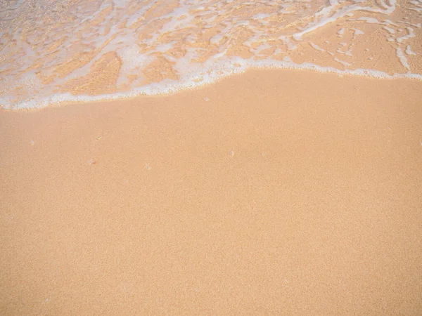 Weißer Meeresschaum auf gelbem Sand, Nahsicht. Strand am Roten Meer in Ägypten. Abstrakter Hintergrund der Natur. Selektiver weicher Fokus. Unklarer Hintergrund. — Stockfoto