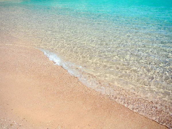 Rode zee ondiep, middelmatig uitzicht. Gele zand en transparant water van Egyptische strand. Abstracte natuur achtergrond. Selectieve zachte focus. Wazige achtergrond. — Stockfoto