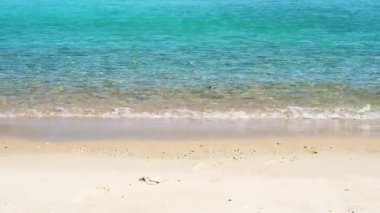 Kızıl Deniz dalgaları sarı kumlu sahilde, orta ölçekli. Doğa geçmişi. Şubatta Hurghada 'da çekilmiş. Seçici yumuşak odaklanma. Bulanık arkaplan.