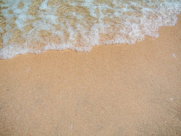 Sarı kumdaki beyaz deniz köpüğü, yakın görüş. Soyut doğa geçmişi. Şubat 'ta Mısır plajı. Seçici yumuşak odaklanma. Bulanık arkaplan. — Stok fotoğraf
