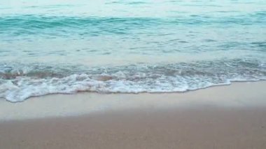 Kızıl Deniz dalgaları kahverengi kumsalda, orta ölçekli. Doğa geçmişi. Şubatta Hurghada 'da çekilmiş. Seçici yumuşak odaklanma. Bulanık arkaplan.