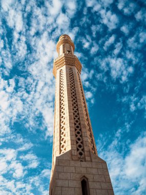Müslüman namaz kulesi, orta manzara. Mısır 'da tuğla minare, yukarıdan manzara. Mavi gökyüzünde beyaz bulutlar. Seçici yumuşak odaklanma. Bulanık arkaplan.