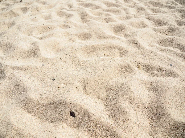 Texture di sabbia gialla, vista da vicino. Sfondo astratto. Spiaggia egiziana a febbraio, Mar Rosso. Concentrazione selettiva morbida. Sfondo sfocato . — Foto Stock