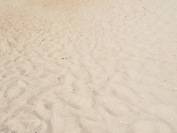 Vista da vicino sulla trama di sabbia gialla, vista da vicino. Modello astratto su sabbia gialla, sfondo. Spiaggia egiziana a febbraio. Concentrazione selettiva morbida. Sfondo sfocato . — Foto Stock
