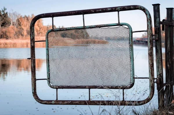 Herfst landschap rivier en ijzeren hek in Tsjernobyl — Stockfoto