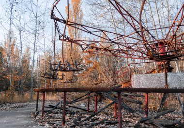 Çernobil 'de terk edilmiş bir lunaparkta atlı karınca.