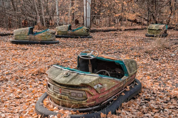 Oude auto 's in een verlaten pretpark in Tsjernobyl — Stockfoto